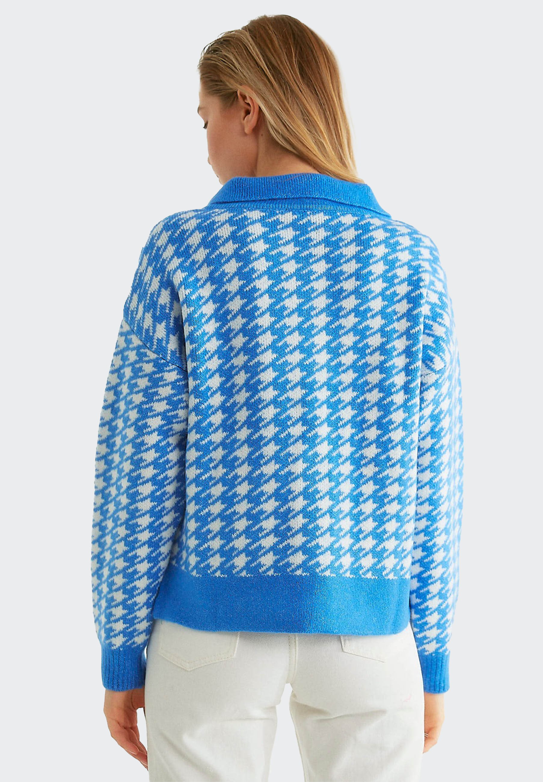 Blauer Kragenpullover